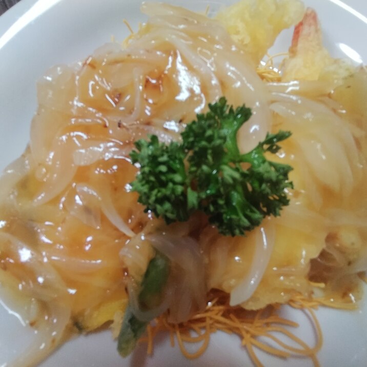 玉ねぎ入りあんかけ皿うどん天ぷら乗せ